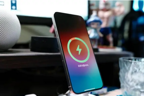 泽库苹果15换屏服务分享用什么充电器给iPhone15充电更好 